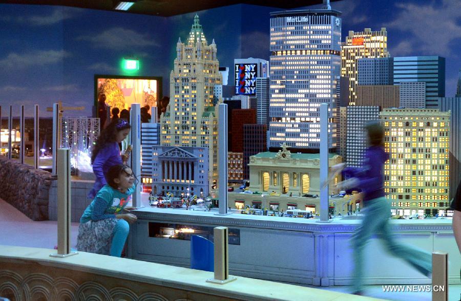 Modèles réduits des lieux célèbres de Manhattan fabriqués avec près d'un million de briques Lego, au parc Legoland Discovery Center de Westchester, à New York, aux Etats-Unis, le 21 mars 2013. Ce parc flambant neuf ouvrira ses portes le 27 mars.  (Photo : Niu Xiaolei)