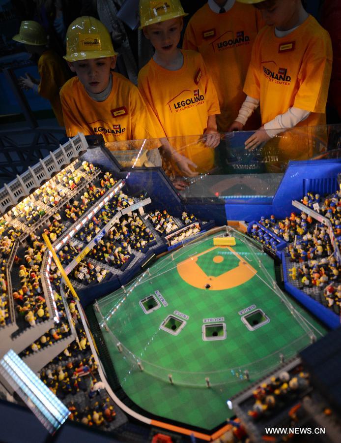 Modèles réduits des lieux célèbres de Manhattan fabriqués avec près d'un million de briques Lego, au parc Legoland Discovery Center de Westchester, à New York, aux Etats-Unis, le 21 mars 2013. Ce parc flambant neuf ouvrira ses portes le 27 mars. (Photo : Niu Xiaolei)