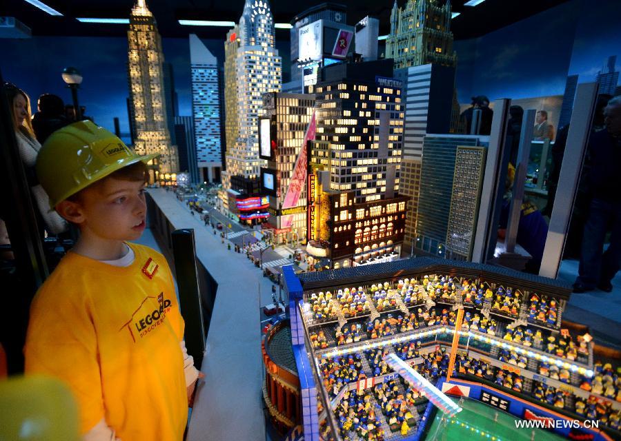 De jeunes visiteurs admirent les modèles réduits des lieux célèbres de Manhattan fabriqués avec près d'un million de briques Lego, au parc Legoland Discovery Center de Westchester, à New York, aux Etats-Unis, le 21 mars 2013. Ce parc flambant neuf ouvrira ses portes le 27 mars. (Photo : Niu Xiaolei)