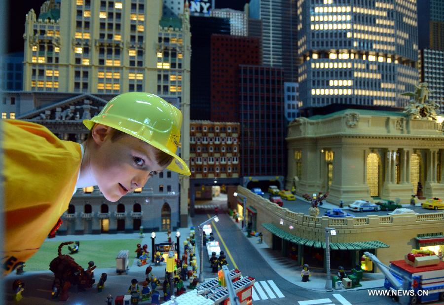 Un garçon visite des modèles réduits des lieux célèbres de Manhattan fabriqués avec près d'un million de briques Lego, au parc Legoland Discovery Center de Westchester, à New York, aux Etats-Unis, le 21 mars 2013. Ce parc flambant neuf ouvrira ses portes le 27 mars.  (Photo : Niu Xiaolei)