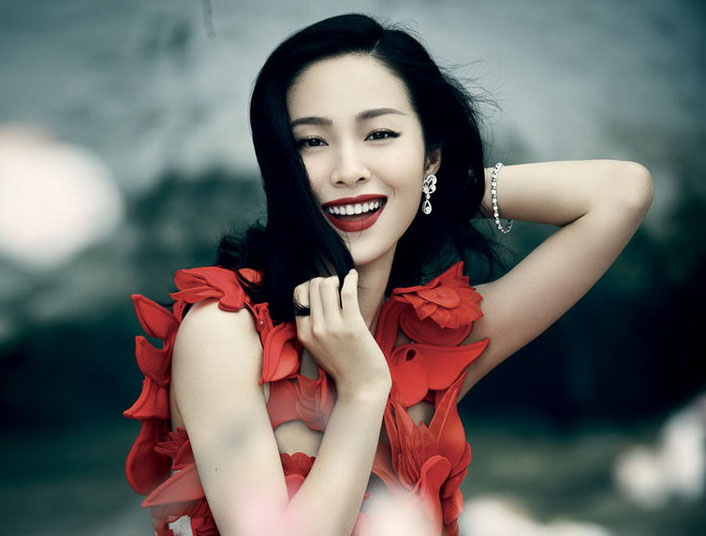 L'actrice chinoise Jiang Yiyan illustre un magazine de mode