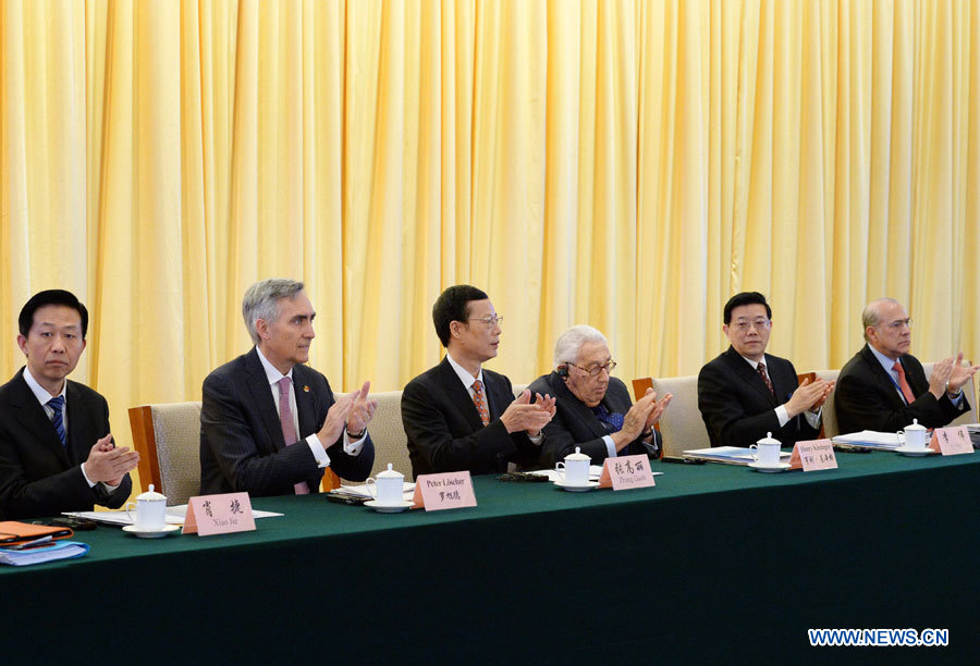 Le vice-Premier ministre chinois Zhang Gaoli (3e à gauche) lors de la cérémonie d'ouverture du Forum sur le développement de la Chine à Beijing, capitale chinoise, le 24 mars 2013. (Photo : Liu Jiansheng)