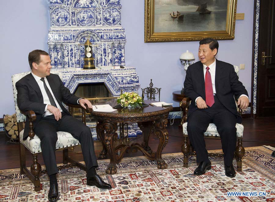 Rencontre entre le président chinois Xi Jinping (à droite) et le Premier ministre russe Dmitri Medvedev, le 23 mars à Moscou, capitale de la Russie. (Photo : Huang Jingwen)