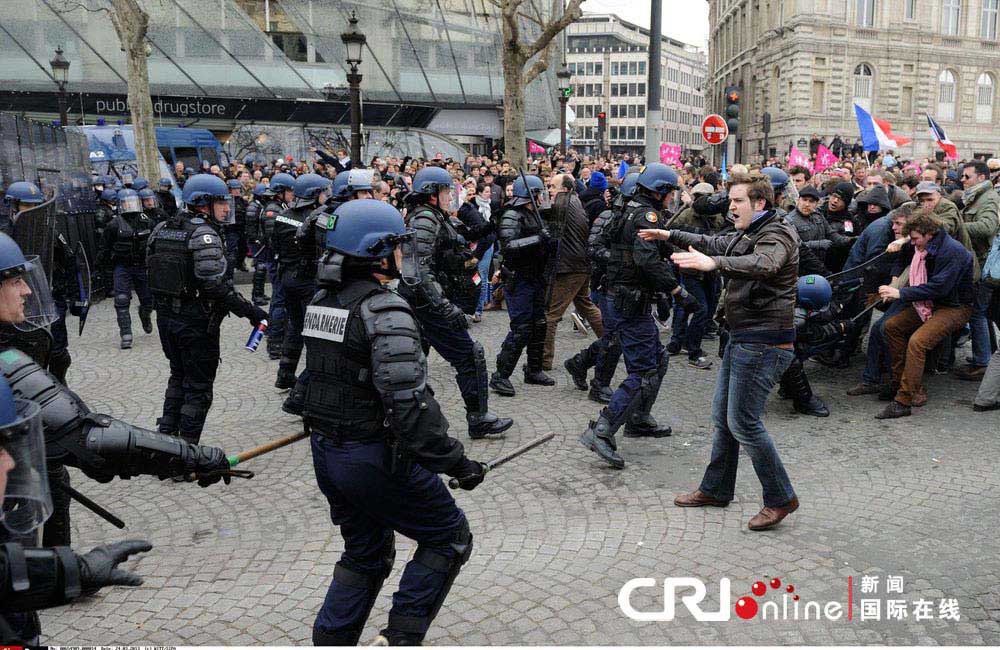 France : 300 000 personnes mobilisées pour une manifestation anti-mariage gay à Paris  (2)