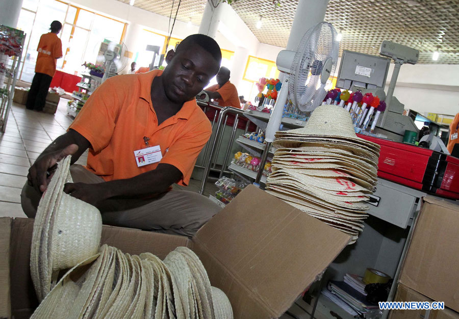 Un homme travaille dans le marché chinois "Asie" de Brazzaville, capitale de la République du Congo, le 11 mars 2013. Sur la base des avantages réciproques, la coopération économique et commerciale entre la Chine et l'Afrique a grandement contribué au développement commun des deux parties. Le président chinois Xi Jinping effectue actuellement une tournée en Tanzanie, en Afrique du Sud et en République du Congo. Il assistera également au 5e sommet des BRICS les 26 et 27 mars à Durban, en Afrique du Sud.