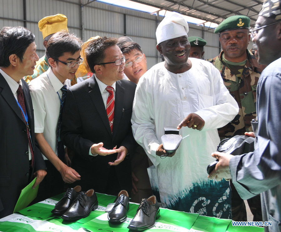 Le président nigérian Goodluck Jonathan (troisième à droite) inspecte une joint-venture sino-nigériane dans la zone industrielle Zhongfu, dans l'Etat d'Ogun, au Nigéria, le 13 novembre 2010. Sur la base des avantages réciproques, la coopération économique et commerciale entre la Chine et l'Afrique a grandement contribué au développement commun des deux parties. Le président chinois Xi Jinping effectue actuellement une tournée en Tanzanie, en Afrique du Sud et en République du Congo. Il assistera également au 5e sommet des BRICS les 26 et 27 mars à Durban, en Afrique du Sud.
