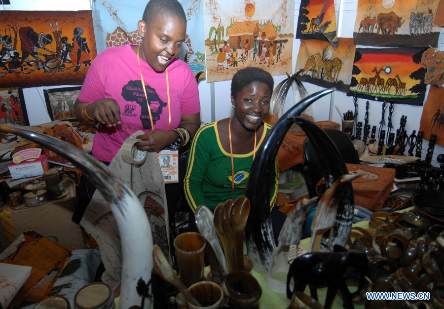 Deux commerçants rwandais exposent des objets d'art artisanal lors de la Foire de l'import-export de Chine à Guangzhou, capitale de la province du Guangdong (sud), le 16 octobre 2007. Sur la base des avantages réciproques, la coopération économique et commerciale entre la Chine et l'Afrique a grandement contribué au développement commun des deux parties. Le président chinois Xi Jinping effectue actuellement une tournée en Tanzanie, en Afrique du Sud et en République du Congo. Il assistera également au 5e sommet des BRICS les 26 et 27 mars à Durban, en Afrique du Sud.