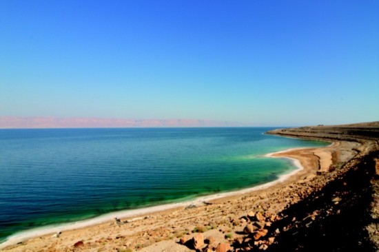 La mer morte, un lac salé du Proche-Orient partagé entre Israël, la Jordanie et la Palestine