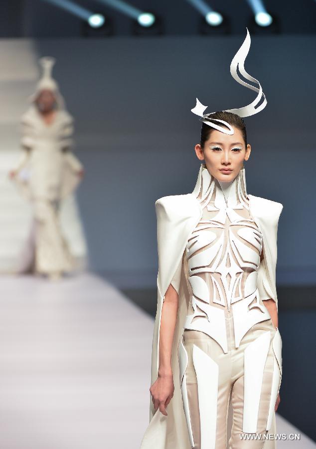 Des mannequins présentent des créations lors du 21e Concours international des jeunes créateurs de mode à Beijing, capitale chinoise, le 25 mars 2013. Le concours a attiré 29 créateurs de 16 pays. 