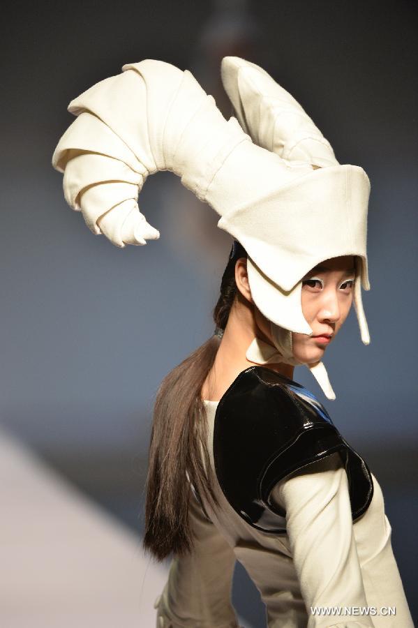 Un mannequin présente une création lors du 21e Concours international des jeunes créateurs de mode à Beijing, capitale chinoise, le 25 mars 2013. Le concours a attiré 29 créateurs de 16 pays. 