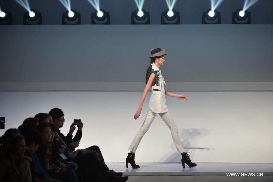Un mannequin présente une création lors du 21e Concours international des jeunes créateurs de mode à Beijing, capitale chinoise, le 25 mars 2013. Le concours a attiré 29 créateurs de 16 pays. 