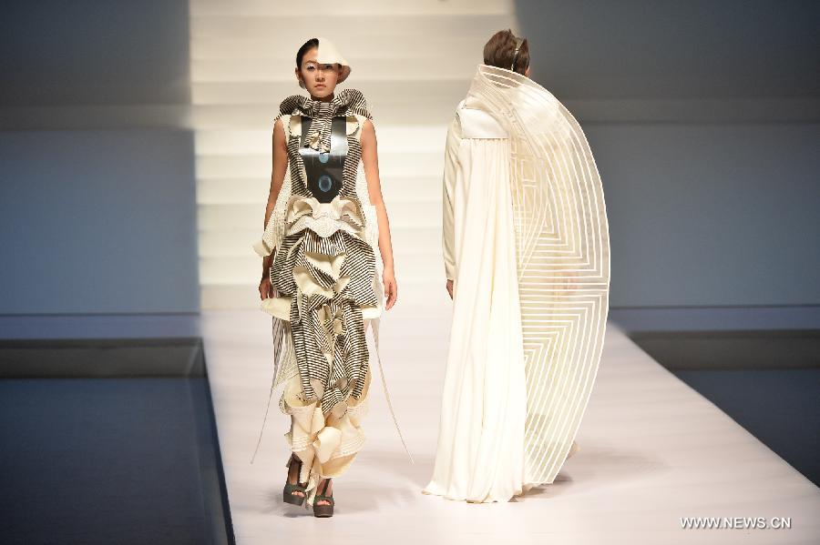 Des mannequins présentent des créations lors du 21e Concours international des jeunes créateurs de mode à Beijing, capitale chinoise, le 25 mars 2013. Le concours a attiré 29 créateurs de 16 pays. 