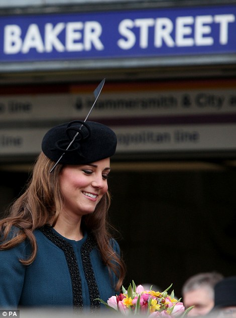 Kate Middleton prend le métro à Londres (11)