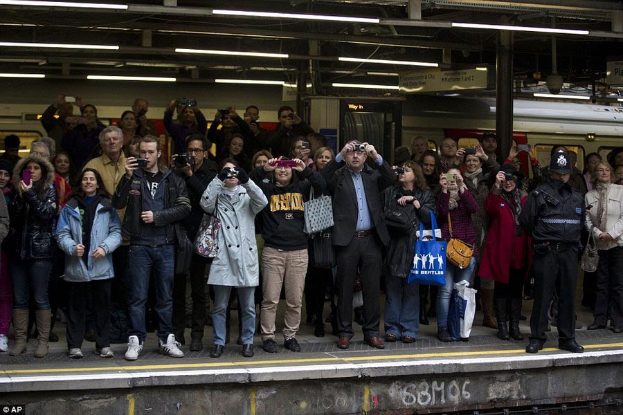 Kate Middleton prend le métro à Londres (4)