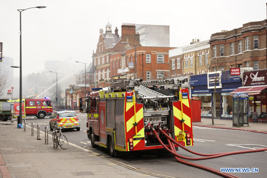 Des sapeurs-pompiers éteignent un incendie touchant un bâtiment de Walworth, dans le sud-est de Londres, en Grande-Bretagne, le 25 mars 2013. La cause de l'incendie n'est pas encore connue, et aucune victime n'a pour l'heure été signalée, selon un porte-parole des pompiers.