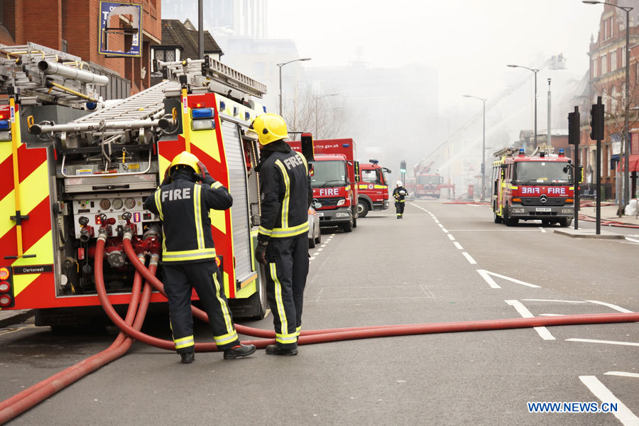 Des sapeurs-pompiers éteignent un incendie touchant un bâtiment de Walworth, dans le sud-est de Londres, en Grande-Bretagne, le 25 mars 2013. La cause de l'incendie n'est pas encore connue, et aucune victime n'a pour l'heure été signalée, selon un porte-parole des pompiers.