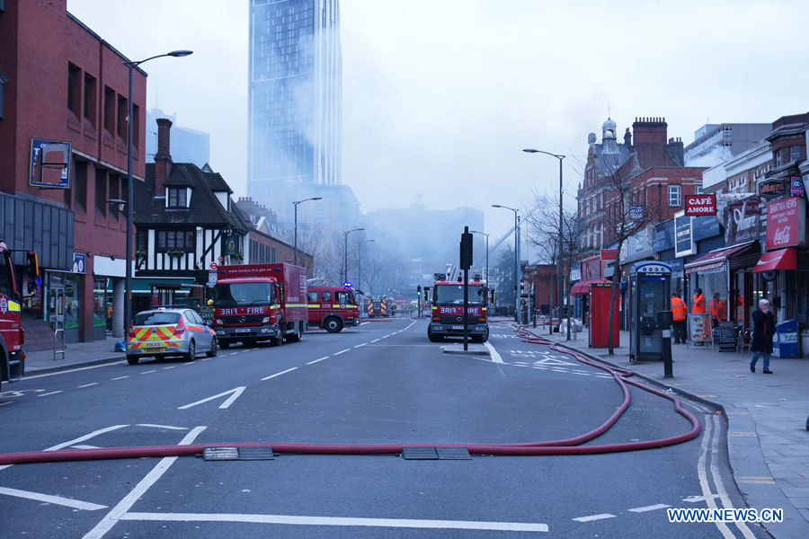 Des sapeurs-pompiers éteignent un incendie touchant un bâtiment de Walworth, dans le sud-est de Londres, en Grande-Bretagne, le 25 mars 2013. La cause de l'incendie n'est pas encore connue, et aucune victime n'a pour l'heure été signalée, selon un porte-parole des pompiers.