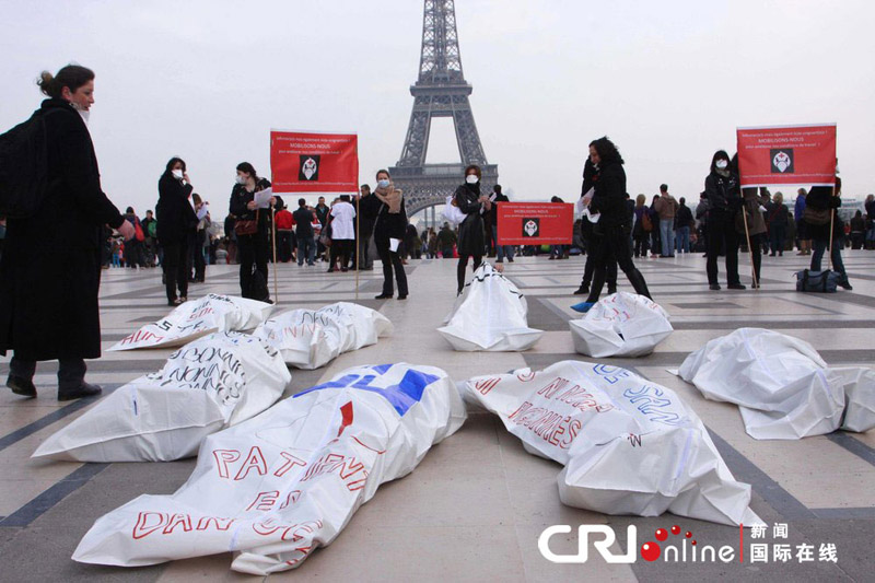 Paris : les infirmiers jouent les cadavres pour demander l'amélioration de leurs conditions de travail (3)