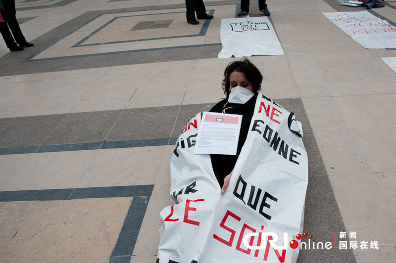 Paris : les infirmiers jouent les cadavres pour demander l'amélioration de leurs conditions de travail