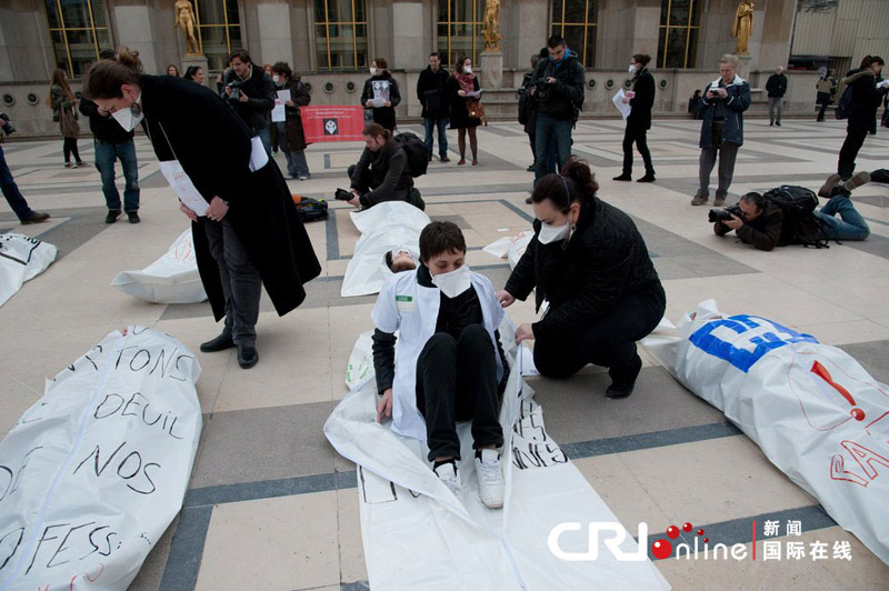 Paris : les infirmiers jouent les cadavres pour demander l'amélioration de leurs conditions de travail (2)