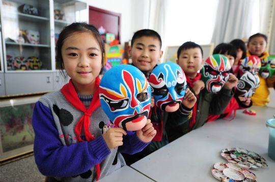 Le 26 mars, de jeunes Chinois de l'école primaire Xiaoxiang de Yantai exposent leurs oeuvres avec fierté.