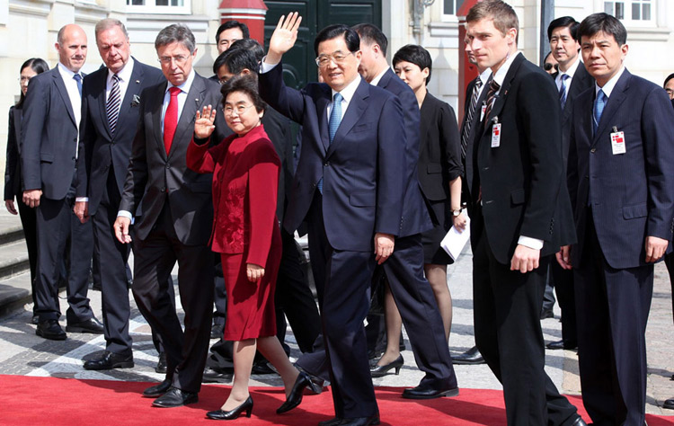 Le 15 juin 2012, l'ancien président chinois Hu Jintao et son épouse Liu Yongqing saluent le public sur la place du palais Amalienborg à Copenhague.