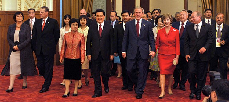 Le 8 août 2008, l'ancien président chinois Hu Jintao et son épouse Liu Yongqing assistent à un banquet dédié aux hôtes distingués des Jeux olympiques de Beijing.