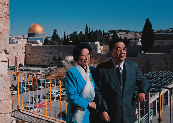 Le 28 novembre 1999, l'ancien Premier ministre chinois Li Peng et son épouse Zhu Lin à Jérusalem.