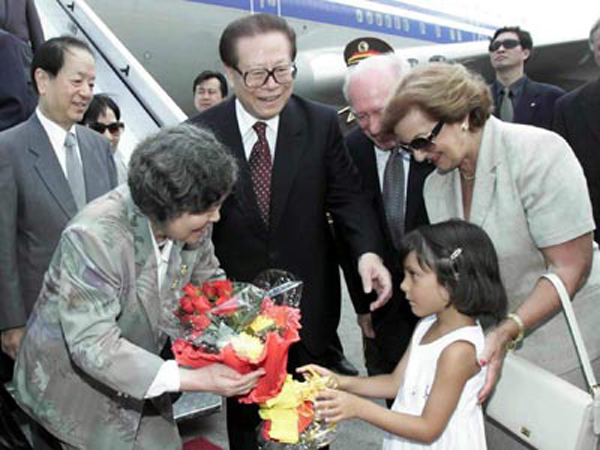 Le 23 juillet 2001, l'ancien président chinois Jiang Zeming et son épouse Wang Yeping lors d'une visite d'Etat à Malte.