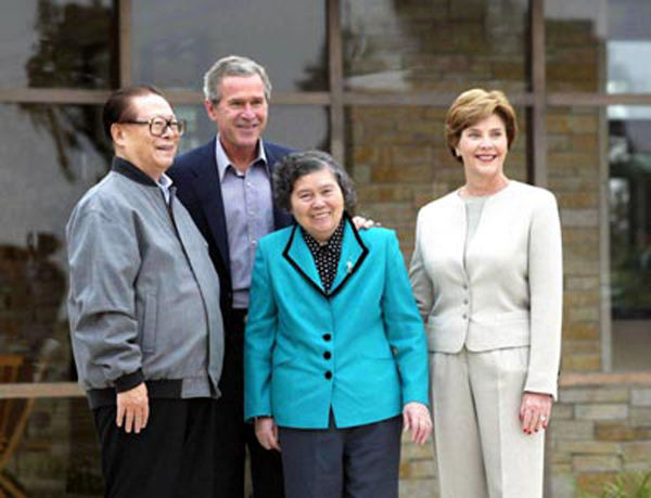 Le 25 octobre 2002, une rencontre entre l'ancien président chinois Jiang Zeming et son épouse Wang Yeping et l'ancien présient américian Gorges W. Bush et son épouse Laura Bush.