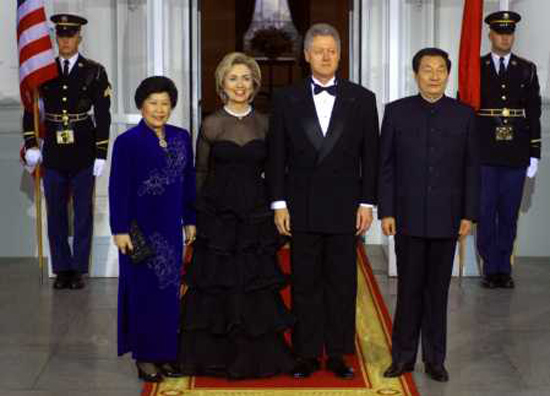 Le 8 avril 1999, l'ancien Premier ministre chinois Zhu Rongji et son épouse Lao An rencontrent le couple Clinton.