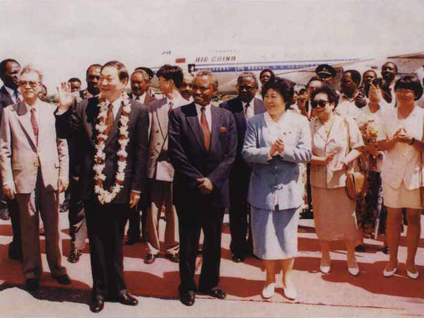 En juillet 1995, l'ancien Premier ministre chinois Zhu Rongji et son épouse Lao An en visite en Tanzannie et au Botswana.