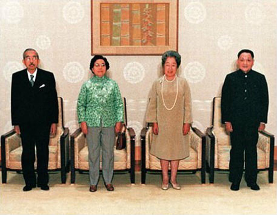 Le 23 octobre 1978, au palais impérial à Tokyo, l'ancien dirigeant chinois Deng Xiaoping et son épouse Zhuo Lin rencontrent l'empereur du Japon Hiro-Hito et son épouse.