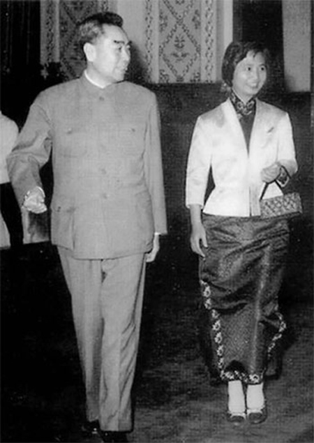 En 1963, l'ancien Premier ministre chinois Zhou Enlai et l'épouse de Chen Yi, Zhang Qian, arrivent au Grand Palais du peuple.