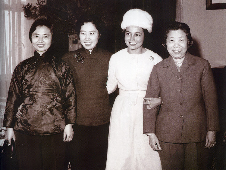 En 1962, l'épouse de l'ancien ministre Zhou Enlai, Deng Yingchao, l'épouse de l'ancien président chinois Liu Shaoqi, Wang Guangmei, et l'épouse de Chen Yi, Zhang Qian, posent avec l'épouse du roi Sihanouk.