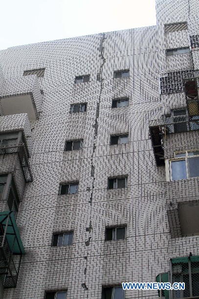 La façade fissurée d'un immeuble à Taichung frappé par un séisme, à Taiwan, dans le sud-est de la Chine, le 27 mars 2013. Un séisme de magnitude 6,5 a secoué le district de Nantou à Taiwan mercredi matin. (Photo : Wu Ching-teng)