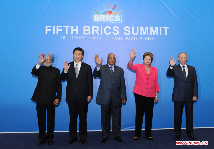 Le président chinois Xi Jinping (2e, à gauche), le Premier ministre indien Manmohan Singh (premier, à gauche), le président sud-africain Jacob Zuma (centre), la présidente brésilienne Dilma Rousseff (2e, à droite) et le président russe Vladimir Putine (premier,à droite) posent pour une photo, lors du 5e Sommet des BRICS le 27 mars à Durban en Afrique du Sud. (Photo : Xie Huanchi)