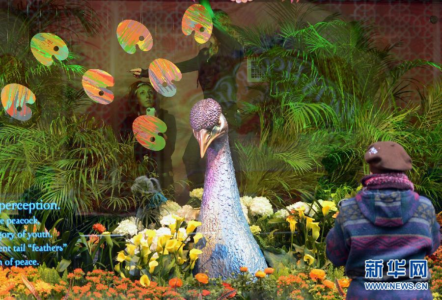 Le 26 mars, à New York, des visiteurs admirent des fleurs au magasin Macy's. Cette journée marquant la 38e édition de l'Exposition des fleurs du magasin. Le sujet de cette année est "la beauté de l'Asie du Sud".