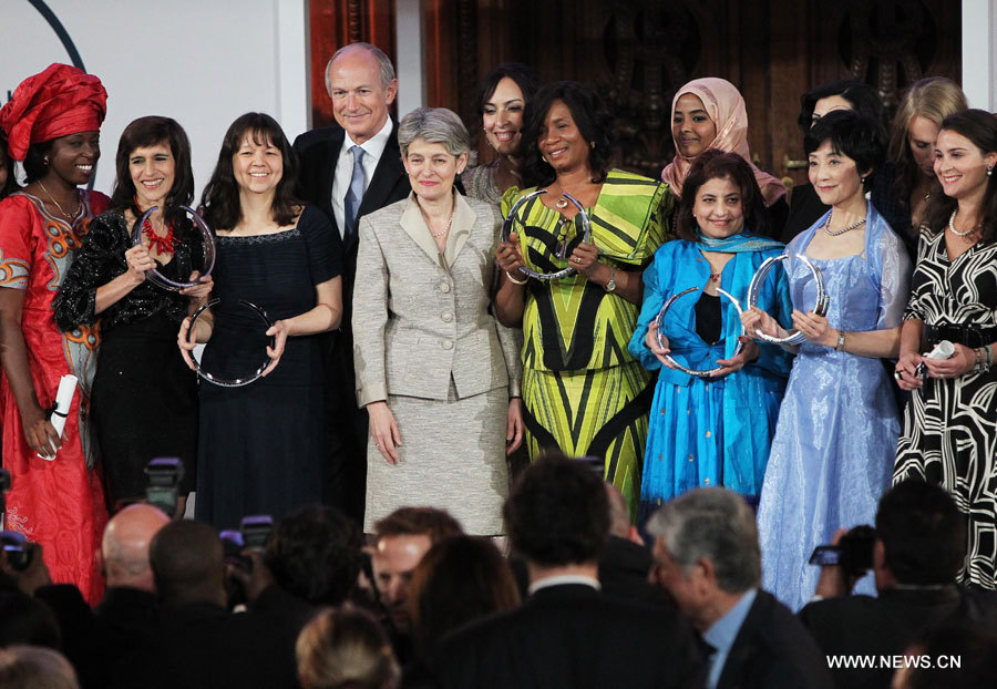 Irina Bokova (cinquième à gauche), directrice générale de l'UNESCO basée à Paris, avec les lauréates du Prix l'Oréal-UNESCO pour les Femmes et la Science 2013, lors de la cérémonie de remise des prix à Paris, le 28 mars 2013.  (Photo : Gao Jing)