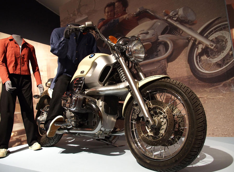 Une moto BMW R1200C utilisée par Pierce Brosnan dans le film de 007, Demain ne meurt jamais (Tomorrow Never Dies, 1997) exposée lors d'une exposition à Shanghai, le 28 mars 2013.