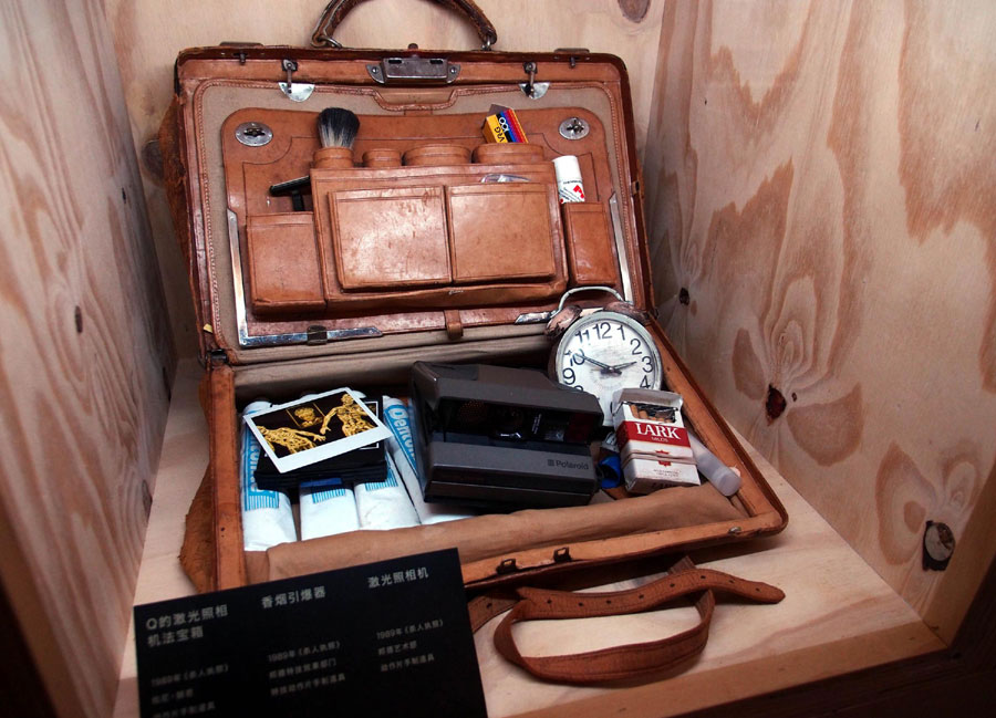 Des accessoires utilisés dans l'un des films de 007, Permis de tuer (Licence to Kill, 1989) exposés lors d'une exposition à Shanghai, le 28 mars 2013.