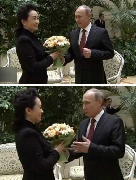 Le 22 mars, la première dame chinoise Peng Liyuan, vêtue d'une veste noire, en train de s'entretenir avec le président russe Vladimir Poutine.