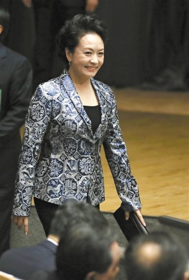 Le 23 mars, la première dame chinoise Peng Liyuan avait opté pour une veste à col haut imprimée de motifs folkloriques chinois bleus et blancs, lors d'une visite à l'Institut d'Etat des relations internationales de Moscou.