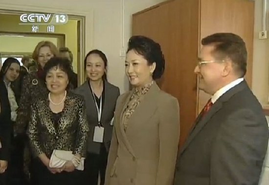 Le 23 mars, la première dame chinoise Peng Liyuan portait une veste et un pantalon beiges lors d'une visite dans un pensionnat pour les orphelins et les enfants séparés de leurs parents à Moscou.