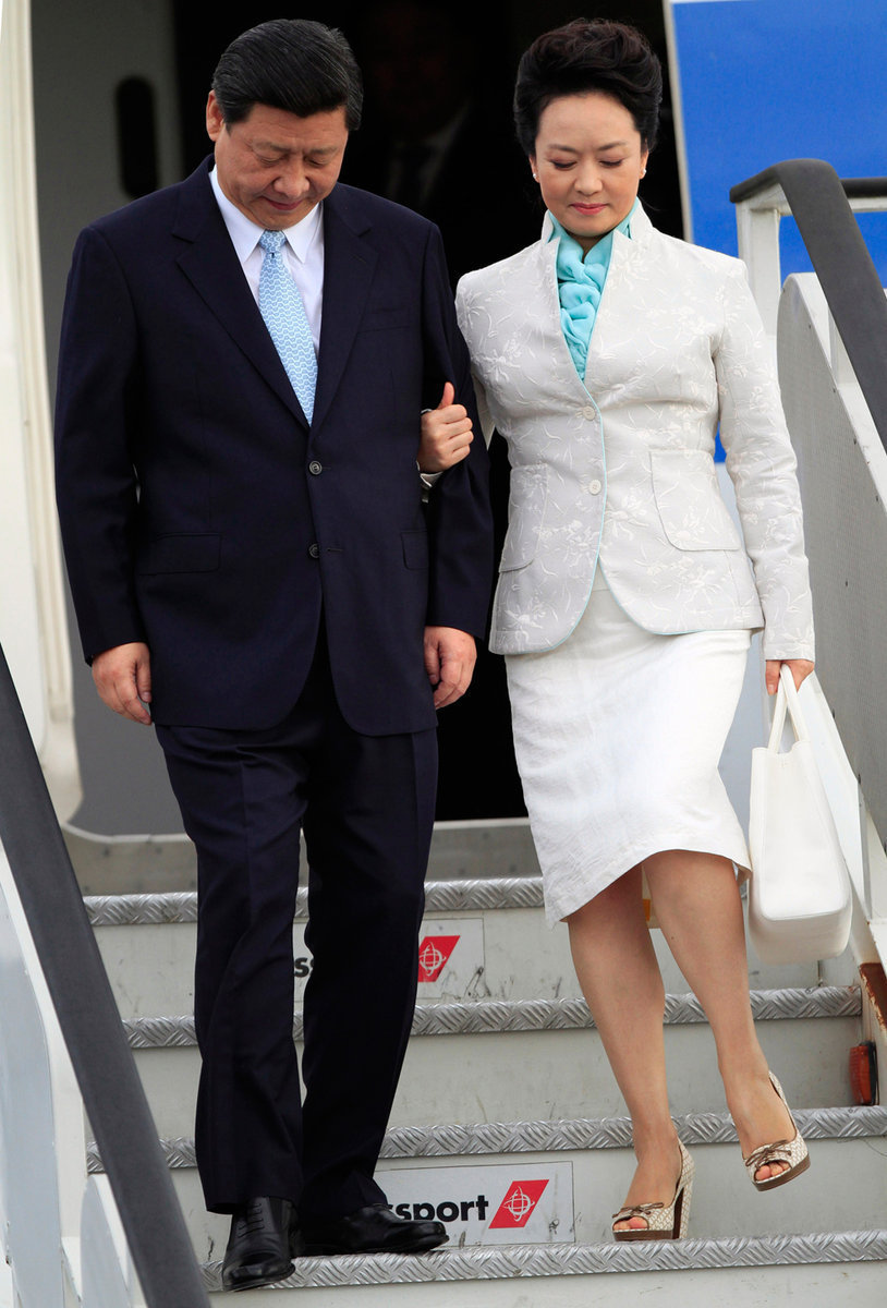 Le 24 mars, à l'aéroport de Julius Nyerere en Tanzanie, la première dame chinoise Peng Liyuan portait une veste à col haut en brocard ivoire qu'elle avait assortie à une jupe et un sac blancs.