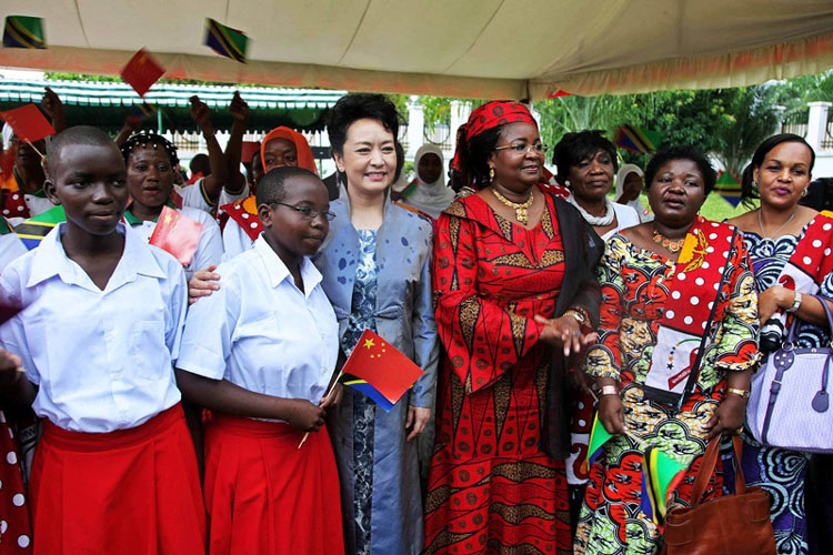 Le 25 mars, Peng Liyuan, accompagnée de l'épouse du président tanzanien Jakaya Mrisho Kikwetea, a visité le siège de la Fondation des femmes et du développement de Tanzanie. Peng a également fait don de machines à coudres et de cartables à la fondation.