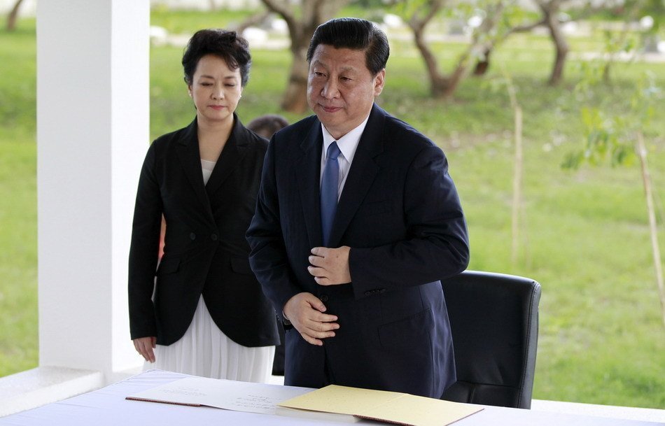 Le 25 mars, le président chinois Xi Jinping et son épouse Peng Liyuan ont visité un cimetière où sont enterrés 69 experts chinois qui ont perdu la vie au cours d'une mission d'assistance en Tanzanie il y a plus de quarante ans.