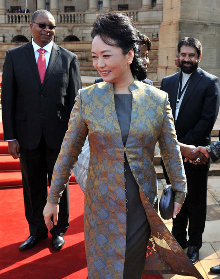 Le 26 mars, à Pretoria en Afrique du Sud, la première dame chinoise Peng Liyuan est apparue vêtue d'un manteau traditionnel chinois.