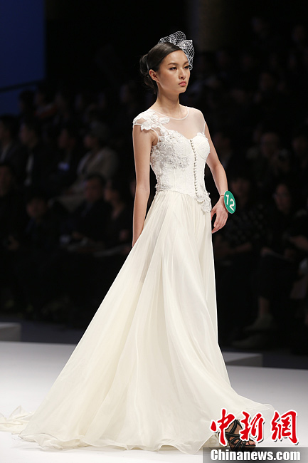 Le 30 mars 2013, Zhang Lingyue, candidate au 8e Concours de Top-modèles chinois, portant une robe de soirée. (Photo : Sheng Jiapeng)
