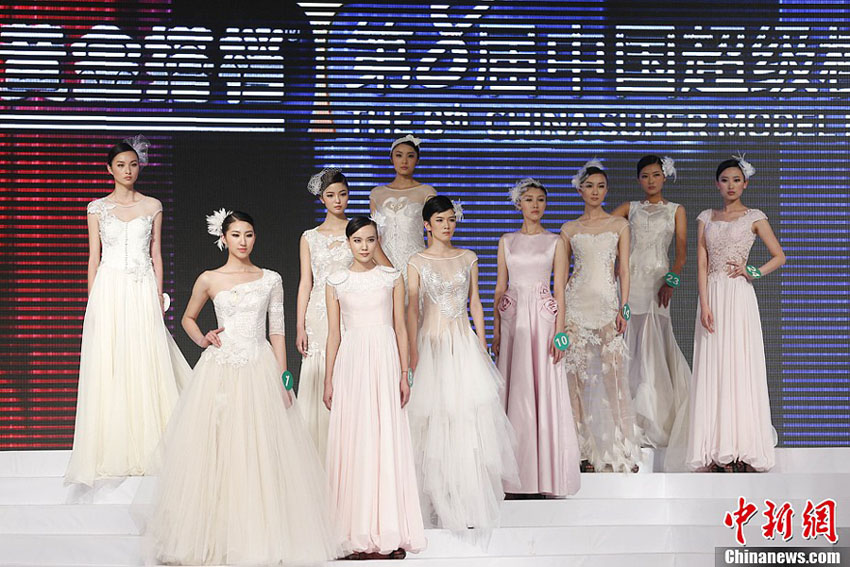 Le 30 mars 2013, des candidates du 8e Concours de Top-modèles chinois en démonstration en robe de soirée. (Photo : Sheng Jiapeng)